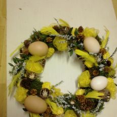 Velikonoční věnec s vajíčky a růžičkami