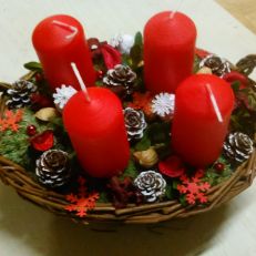 Adventní košíček se 4 svíčkami červený