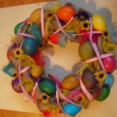 Velikonoční závěsný věnec jutový s vajíčky