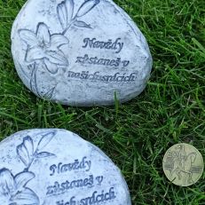 Náhrobní kámen s nápisem a liliemi
