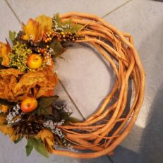 Podzimní závěsný věnec, proutěný, oranžový (1)