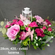 Velikonocní jarní dekorace se svítící lucernou