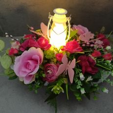 Velikonocní jarní dekorace se svítící lucernou